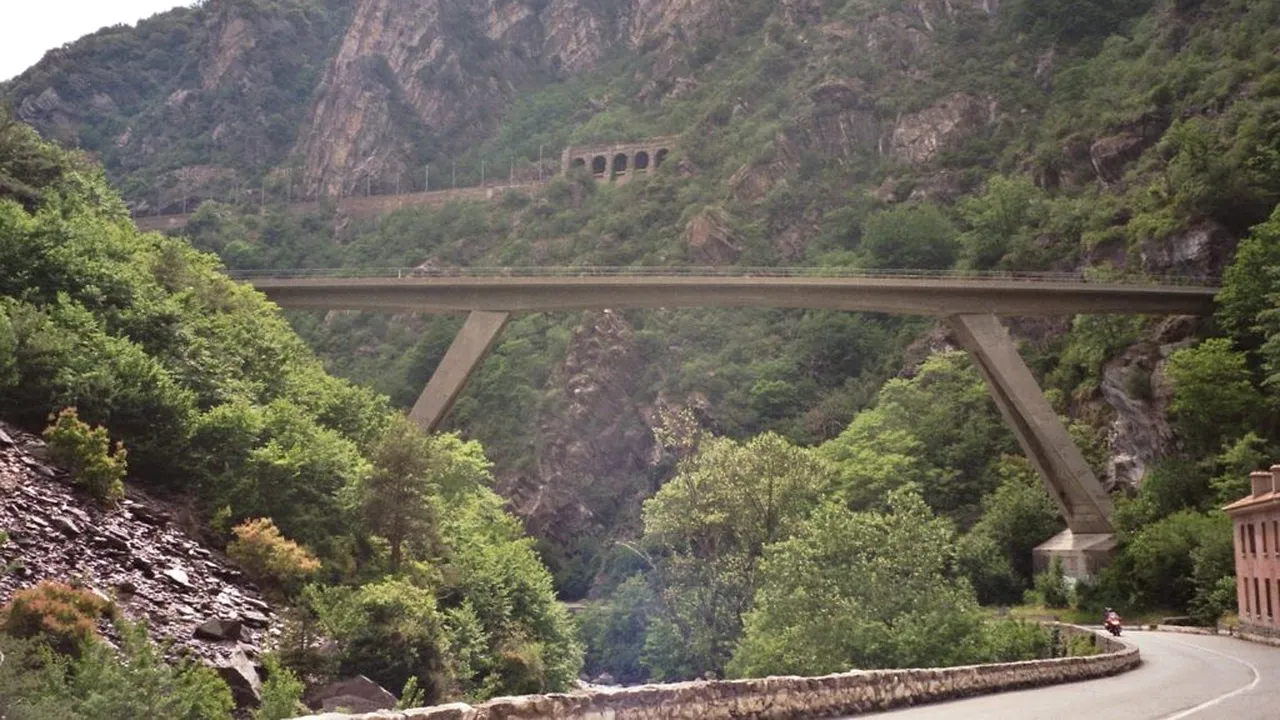 Trenul minunilor. Are 81 de tuneluri și traversează Alpii până la mare. Linia, redeschisă complet după o investiție uriașă
