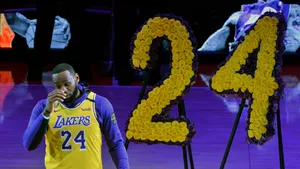 FOTO | Echipa L.A. Lakers i-a adus un omagiu lui Kobe Bryant. LeBron James a izbucnit în lacrimi