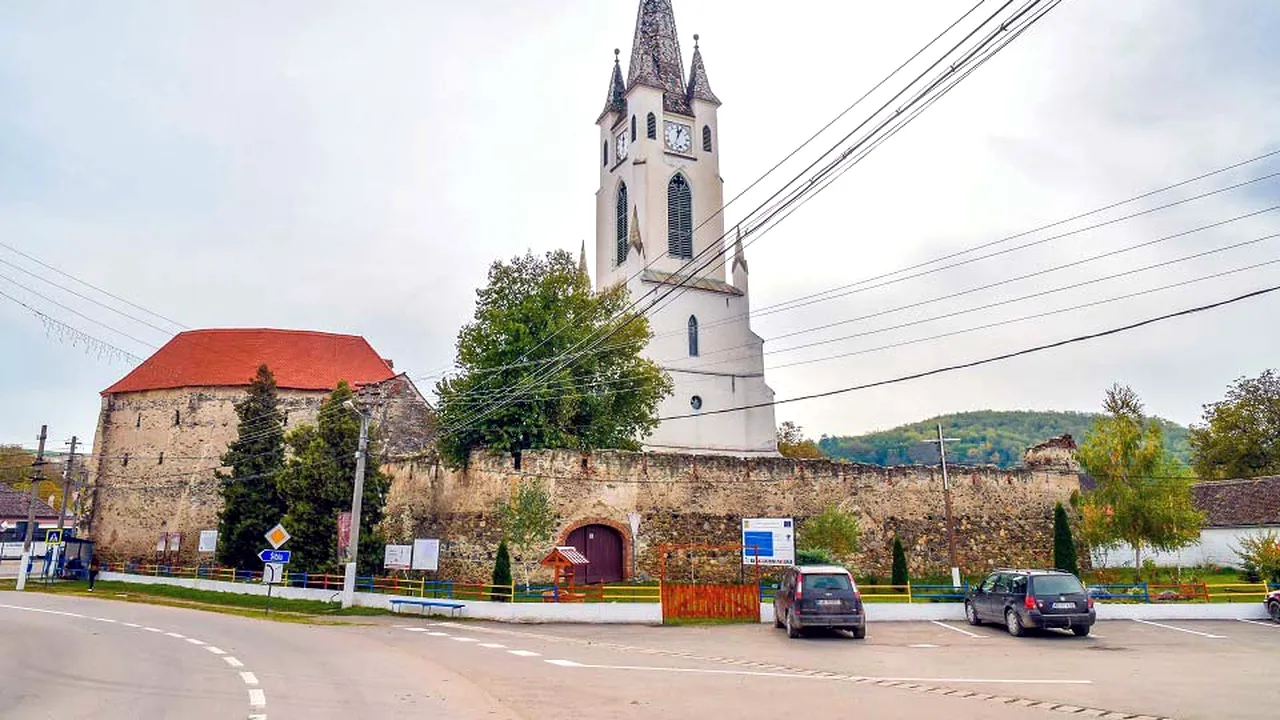 ”Turnul Slăninilor”, locul în care oamenii dintr-un sat îşi păstrează preparatele din porc