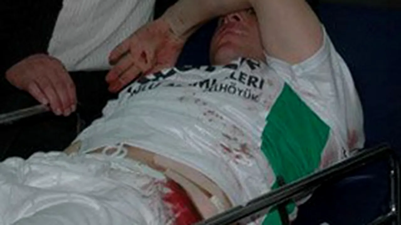 Turcia: Doi fotbalişti au fost înjunghiaţi de un suporter