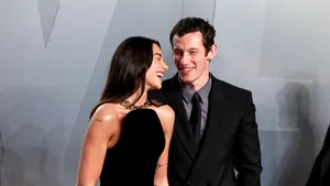 Dua Lipa și Callum Turner s-au căsătorit la Londra. Cei doi pregătesc o petrecere de trei zile în Sicilia