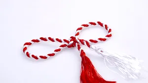 Mărţişorul, simbolul renaşterii şi speranţei, marchează trecerea în anotimpul primăverii