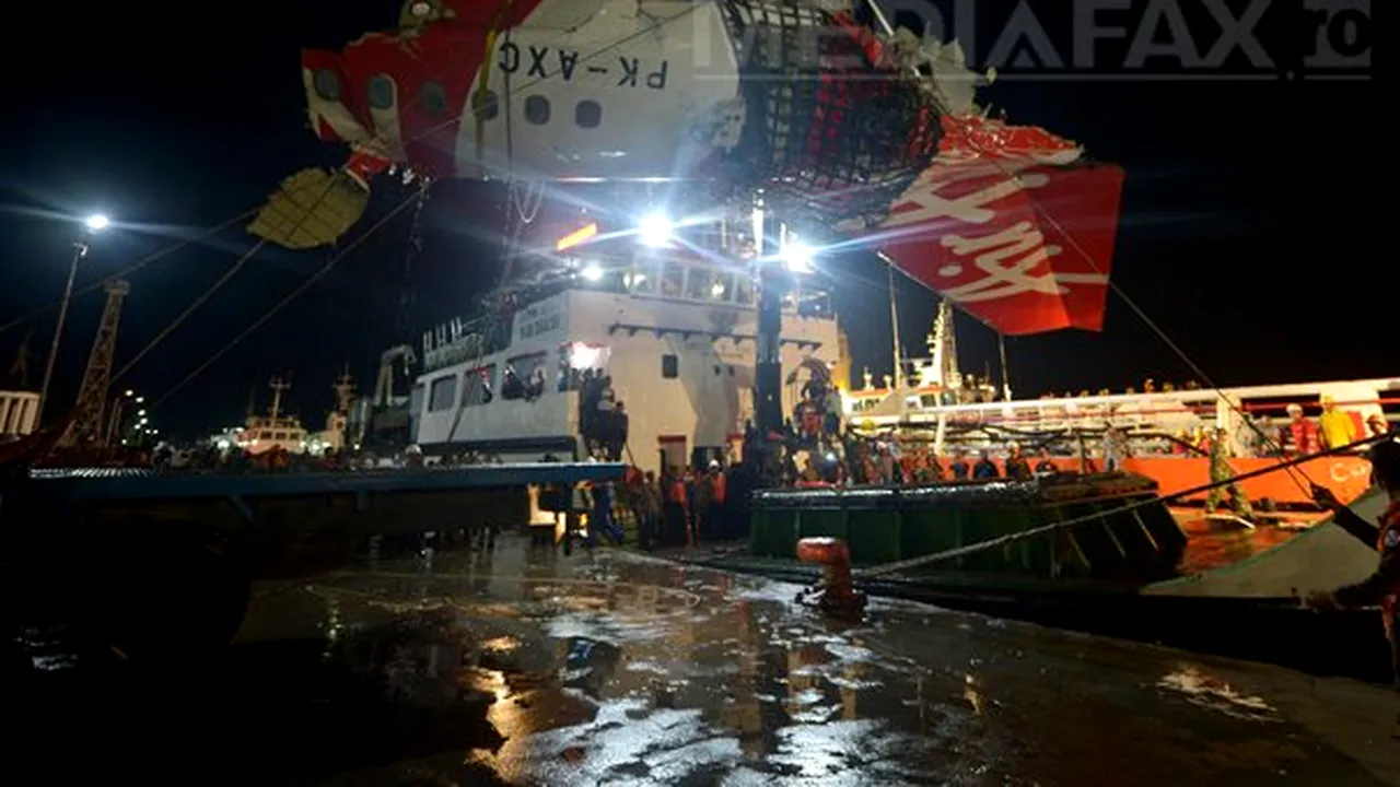 Una dintre cele două cutii negre ale avionului AirAsia a fost recuperată din mare 