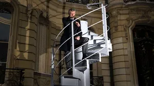 Un tronson de scări din Turnul Eiffel, vândut la licitaţie cu 220.000 de euro