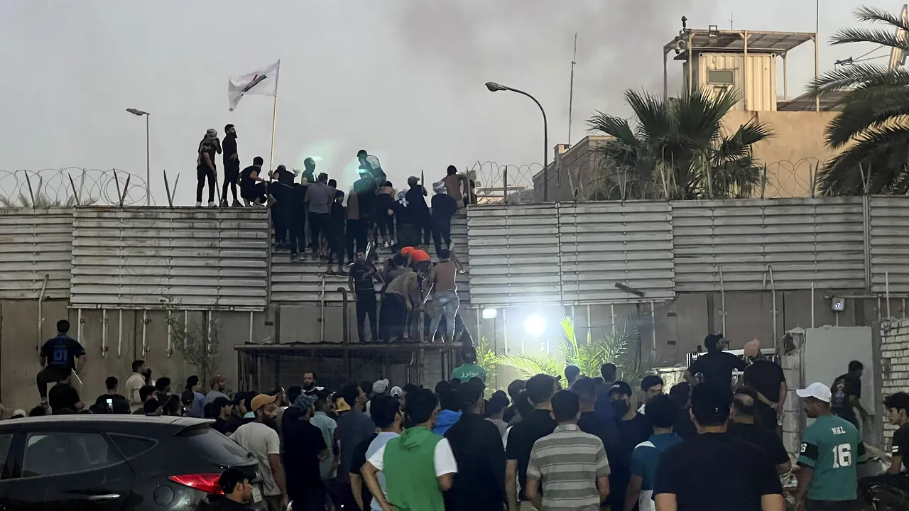 Cresc tensiunile după ce ambasada Suediei a fost luată cu asalt şi incendiată în Bagdad / Irakul ameninţă Suedia / Stockholmul acuză autorităţile irakiene nu şi-au îndeplinit obligaţile