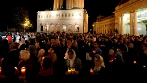 Peste 30.000 oameni au participat la slujba de Înviere în Bucureşti