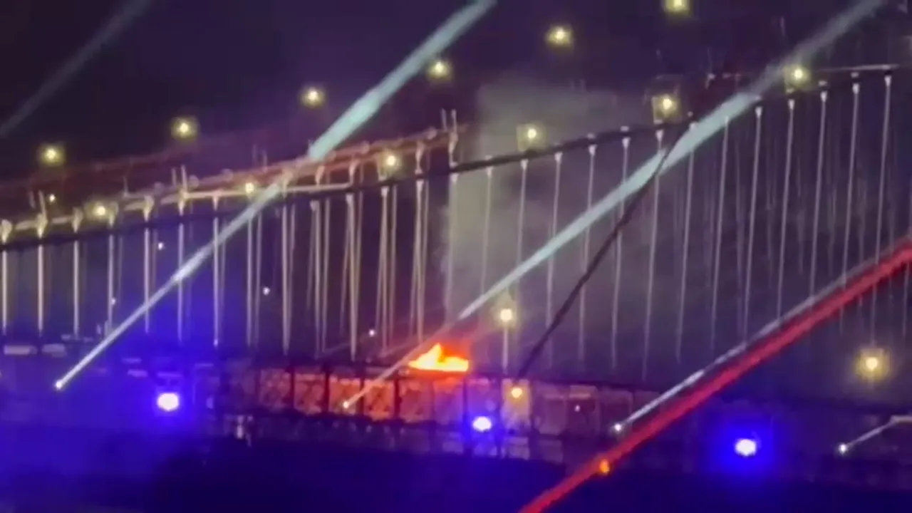 Incendiu pe Podul Brooklyn în timpul focului de artificii de 4 Iulie. Spectacolul a început mai devreme din cauza furtunilor