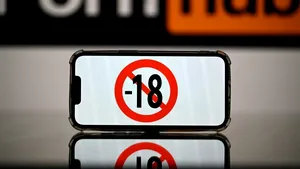 Comisia Europeană acuză marile platforme pentru adulți că nu protejează minorii