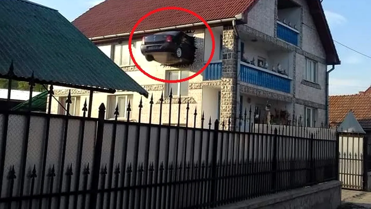 Trecătorii rămân fără cuvinte la vederea maşinii. Explicaţia pentru care un automobil a fost înfipt în zidul unei case din judeţul Alba