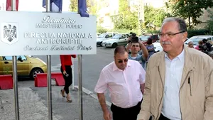 Preşedintele CJ Argeş, Constantin Nicolescu, scos pe targă din sediul DNA Piteşti