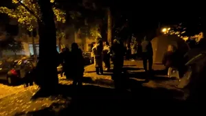 Susținătorii lui Călin Georgescu continuă protestul la Arestul Central. Și-au amenajat o zonă cu mâncare și băuturi calde