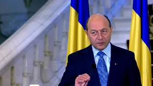 Băsescu a constatat că stema de pe pupitrul Administraţiei Prezidenţiale este albastră