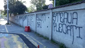 Suporterii echipei Steaua Bucureşti, mesaje cu graffiti pe zidurile bazei sportive: Slujiţi Steaua sau plecaţi | FOTO