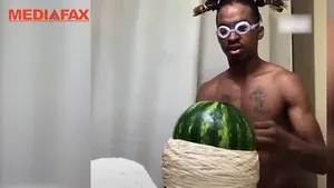 Acceptă cea mai în vogă provocare de pe Instagram: Cum rupi pepenii în două, cu elastic pentru borcane. Iată ce au făcut Gabriel şi Andrei