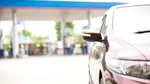 La această benzinărie plătești 372 de euro dacă nu alimentezi