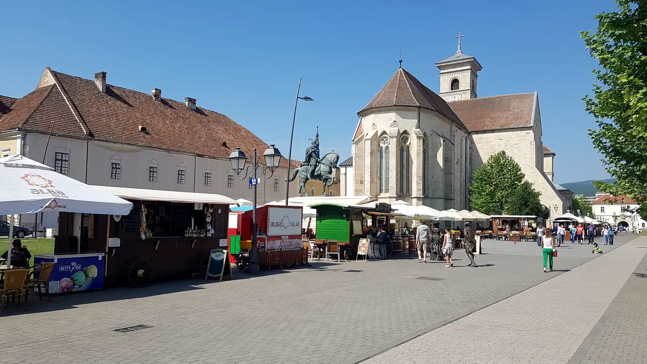 Care este noua MODĂ în materie de mobilier stradal. Obiectele pot costa şi 7.000 de euro pe lună, iar o administraţie locală face bani din închirierea lor 