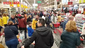 Voluntarii îţi fac cumpărăturile dacă trebuie să stai izolat din cauza virusului mortal. Cine sunt tinerii care fac aprovizionarea pentru pensionari