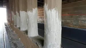 O serie de fotografii făcute la Podul Constanţa de USR Sector 1 arată că stâlpilor de susţinere li s-a aplicat o 