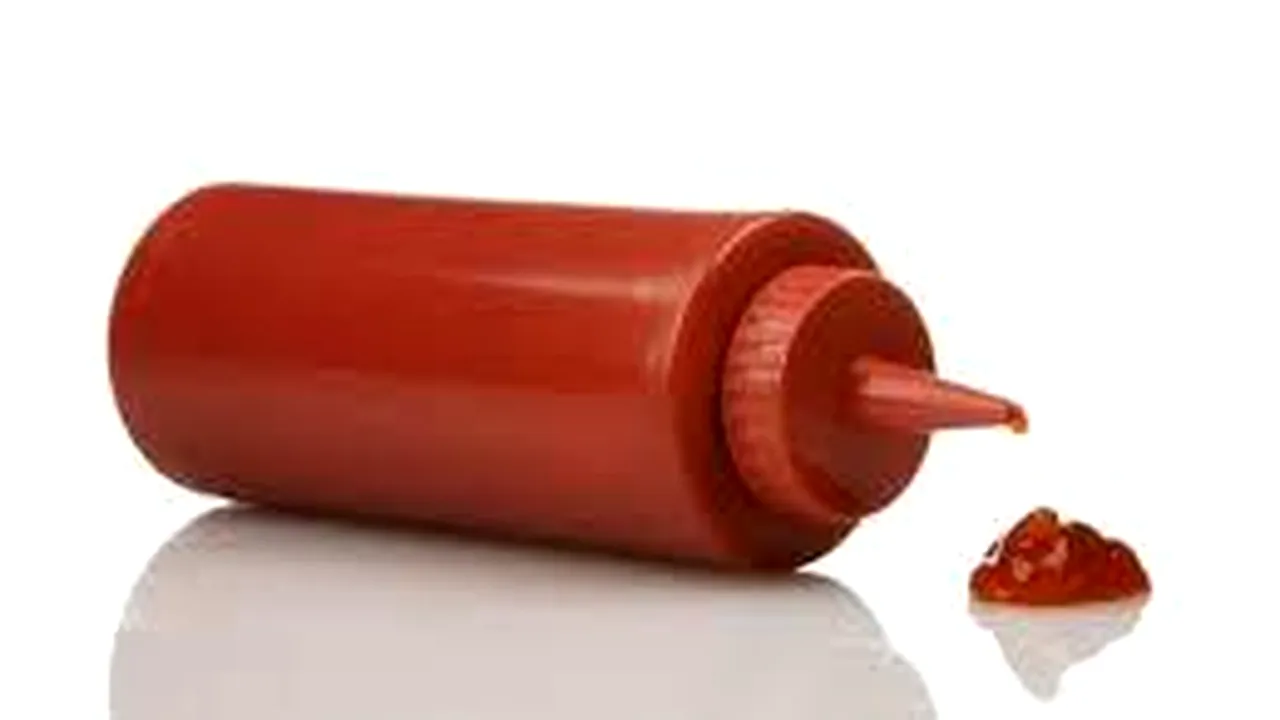 InfoCons: Ketchup-uri din supermarketuri sunt pline de apă, sare şi E-uri