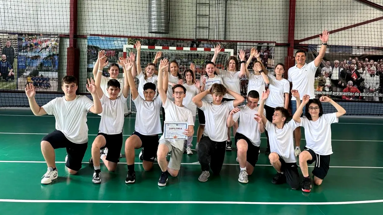 Copiii se distrează învăţând oina, sportul nostru naţional