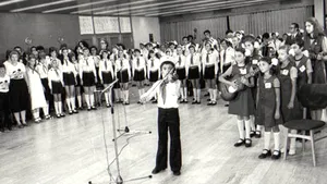 ISTORIA FĂRĂ PERDEA / În 1989, Securitatea şi Partidul şi-au asigurat viitorul: în România îşi împart puterea informatorii-minori la dreapta şi colegii lor utecişti, la stînga