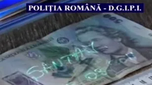 Doi bărbaţi care au şantajat un bucureştean cu 10.000 de euro, prinşi când primeau o parte din bani