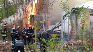 Incendiu puternic la un depozit de mobilă din Sectorul 3 al Capitalei. Acoperişul clădirii s-a prăbuşit în totalitate