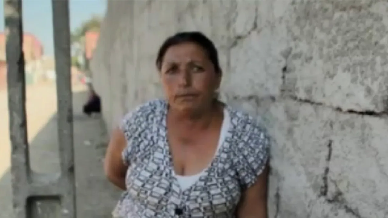 Reportaj BBC despre cum sunt izolate familiile de romi din câteva localităţi din România în spatele unor ziduri - VIDEO
