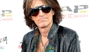 Joe Perry, chitaristul Aerosmith, spitalizat după ce s-a prăbuşit pe scenă în timpul unui concert - FOTO/VIDEO