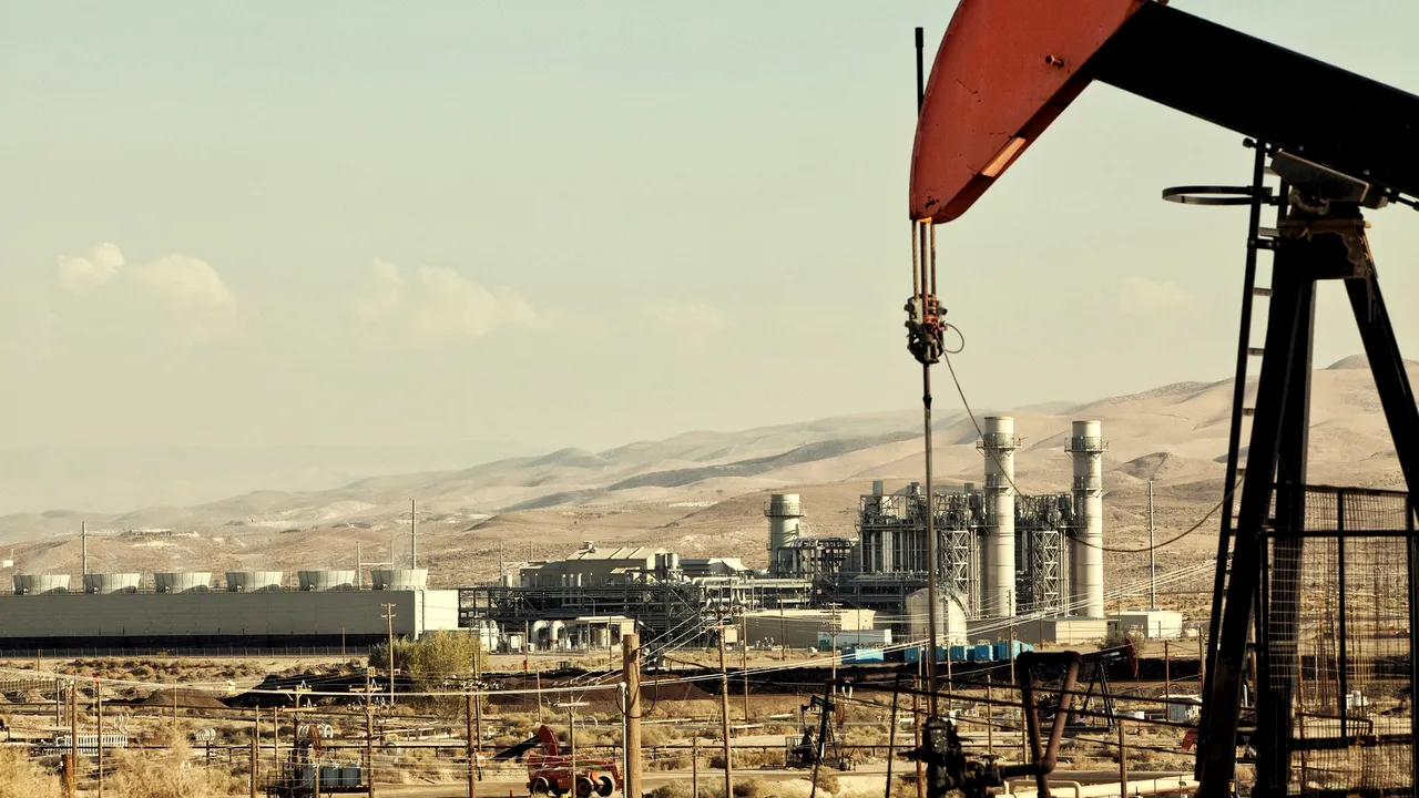Preţul petrolului creşte la maximul a cinci luni în urma scăderii stocurilor americane