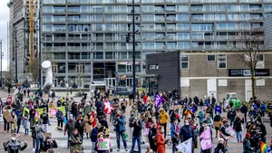 Proteste antiguvernamentale la Haga. Poliţia a folosit tunuri cu apă pentru a dispersa mulţimea