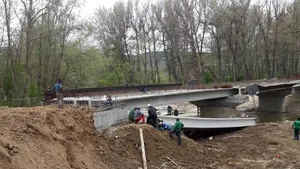 Podul prăbuşit în Gorj: Firma care făcea lucrări de armare, amendată pentru muncă la negru
