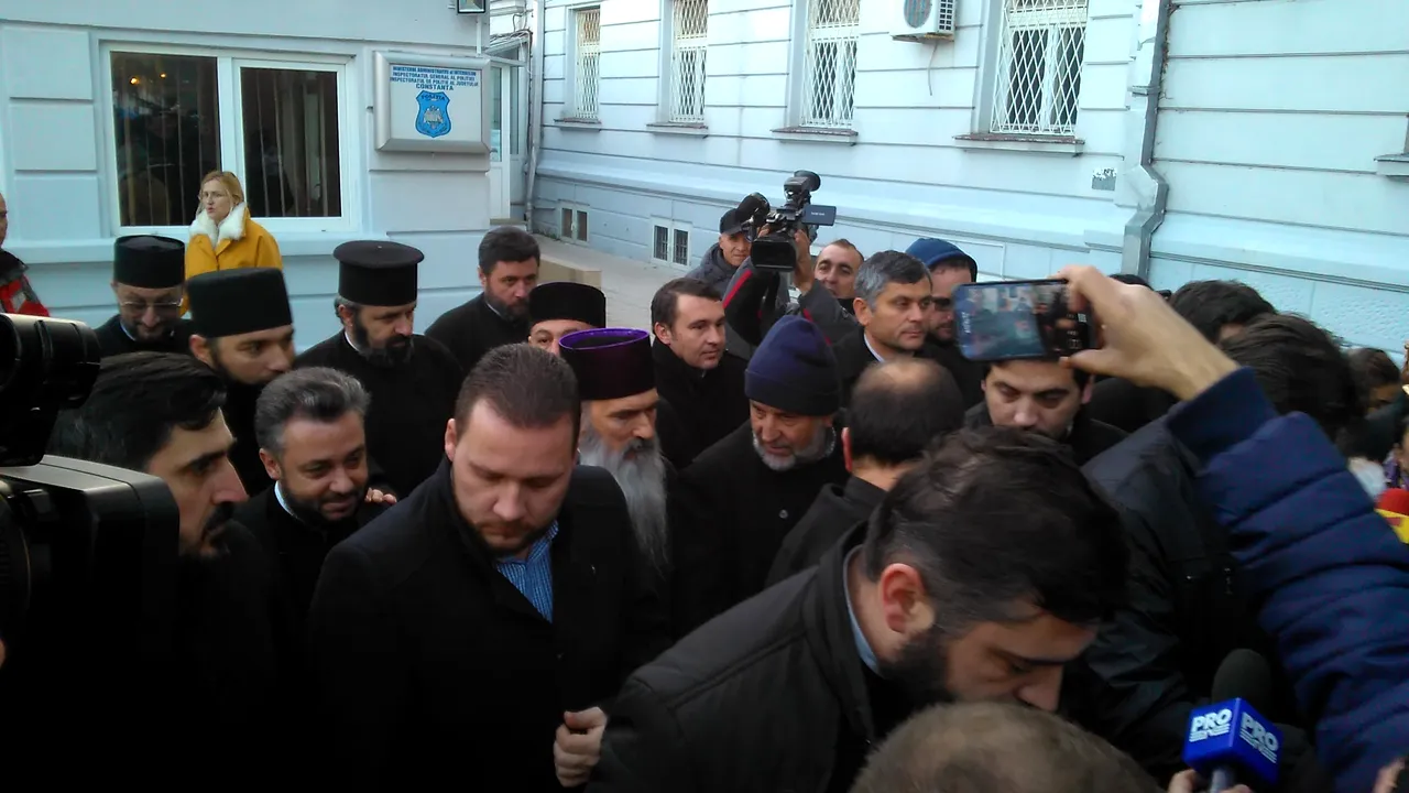 Arhiepiscopul Tomisului, înconjurat din nou de preoţi la controlul judiciar - FOTO
