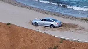 Un şofer teribilist a rămas blocat în nisip, la Olimp. Ce amendă prevede legea pentru cei care intră cu maşina pe plajă