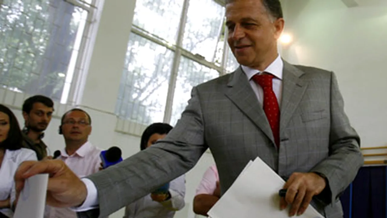 Geoană a venit singur la secţia de votare