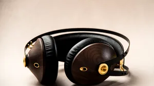 FOTO Căştile audio din lemn de arţar şi nuc american fac muzica să sune mai bine: 