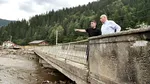 Premierul Ilie Bolojan, în vizită la Broșteni, localitate grav afectată de inundații