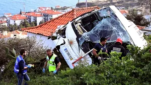Tragedia din Portugalia: Momentul TERIFIANT în care autocarul cade în prăpastie, pe insula Madeira | VIDEO