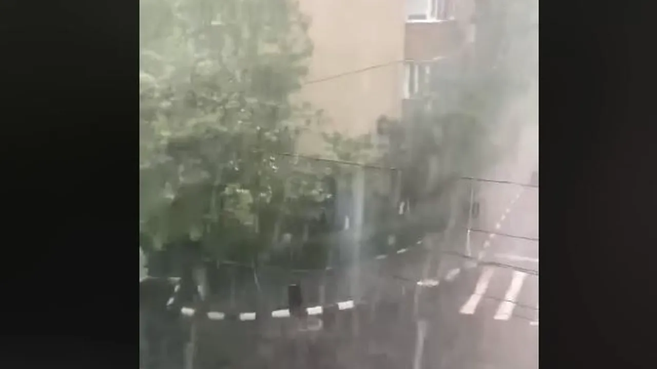 Rupere de nori la Râmnicu Vâlcea: Imagini cu grindina şi ploaia torenţială, postate pe Facebook 