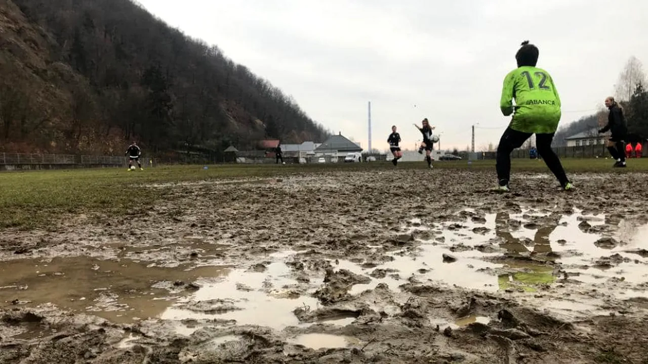 Meci de fotbal feminin jucat în mocirlă. Ce spune Federaţia Română de Fotbal?