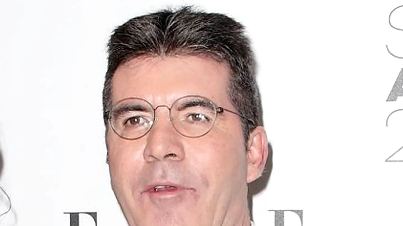 Simon Cowell, spitalizat de urgenţă după ce a căzut de pe bicicleta electrică
