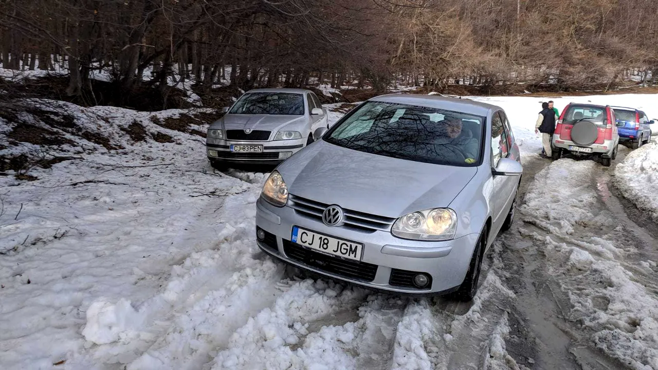 Locuitorii unui sat izolat se întorc împotriva Primăriei pentru că nu a deszăpezit drumul - FOTO