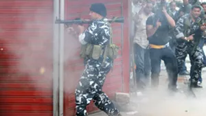 Violenţele au continuat joi noapte la Beirut, provocând moartea a cel puţin zece persoane