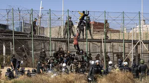 Sute de migranţi au încercat să treacă din Maroc în Spania. Cel puţin 18 africani au murit într-o ciocnire violentă cu forţele de ordine