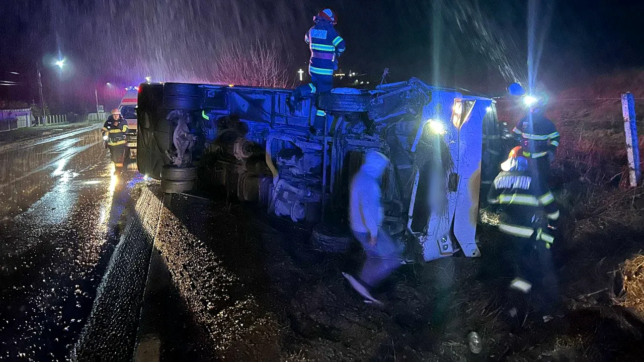 Doi răniţi, unul dintre ei minor, după ce un autocar s-a răsturnat pe E85, în Suceava
