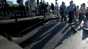 Splaiul Independenţei, surpat în dreptul Podului Izvor, din cauza unei avarii în reţeaua Apa Nova - FOTO