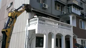 Un craiovean care are două apartamente într-un bloc a extins locuinţa în grădină: 