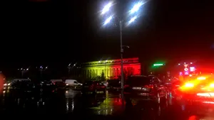 În semn de solidaritate cu Belgia, Palatul Victoria a fost luminat în culorile steagului belgian