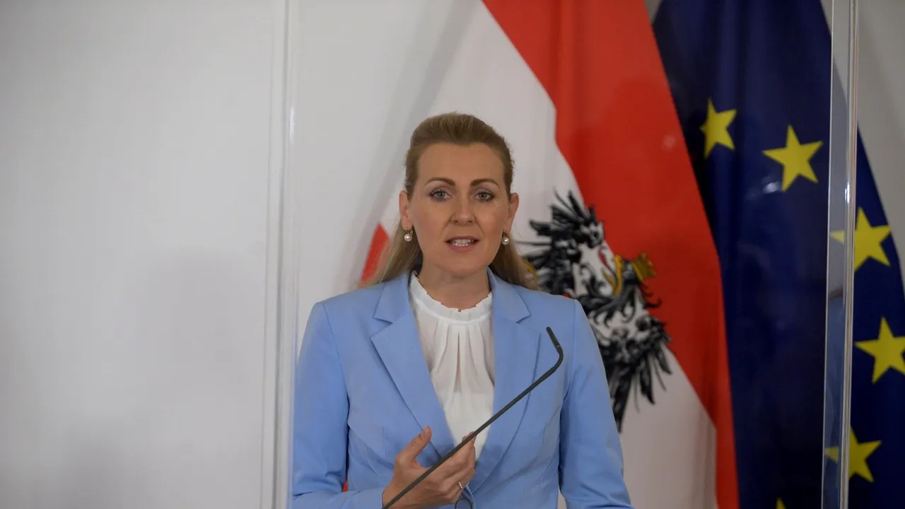 Ministrul austriac Christine Aschbacher a demisionat. Ce acuzaţii i se aduc