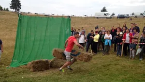 FOTO | Cel mai bărbătos bărbat din Ţinutul Contelui Dracula a fost găsit la Festivalul Usturoiului de pe Valea Bârgăului 